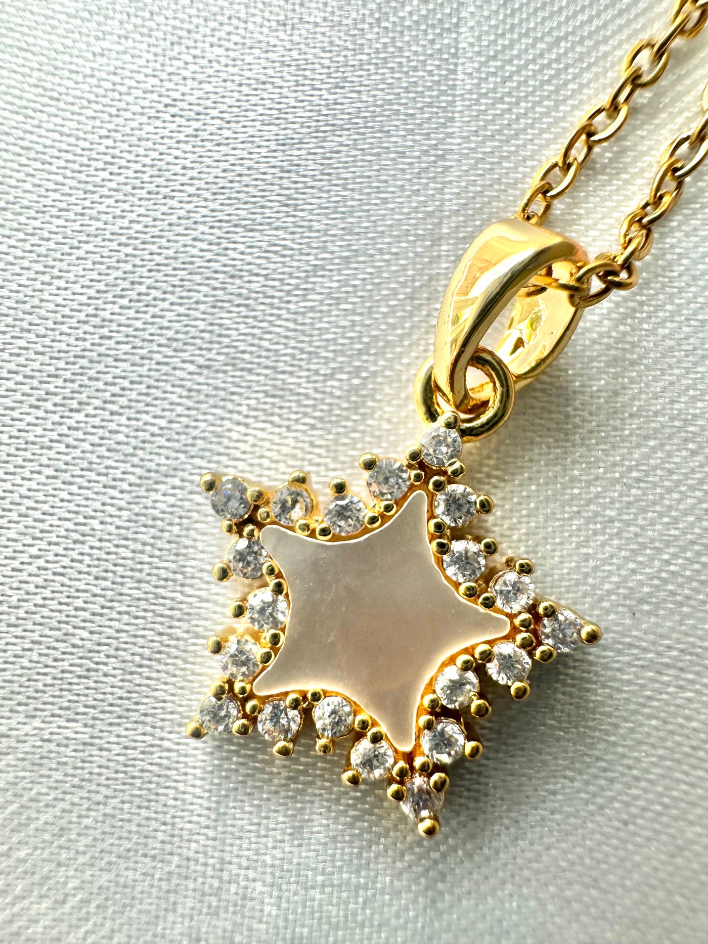 Mother pearl star necklace with Zirconia ⭐️