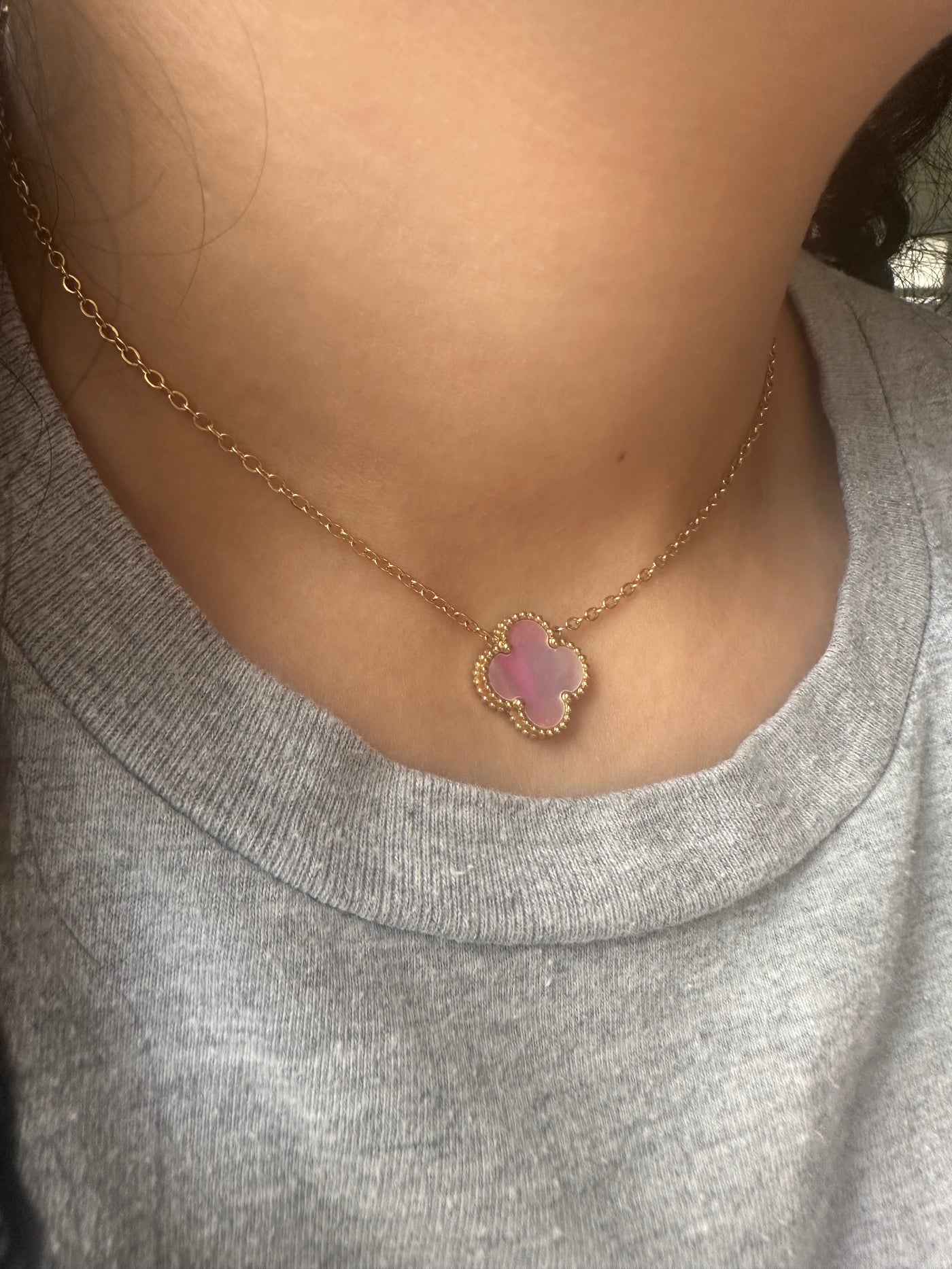 Iridescent color clover necklace💕