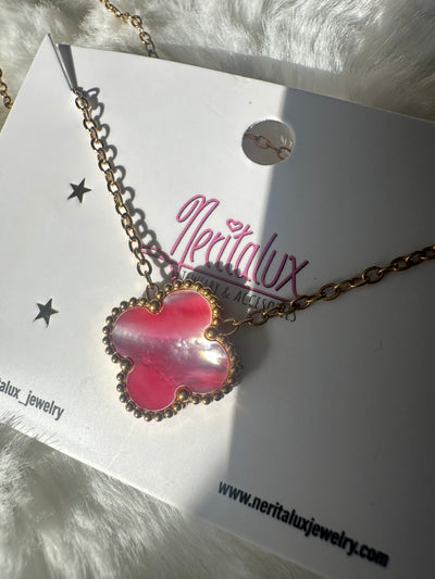 Iridescent color clover necklace💕