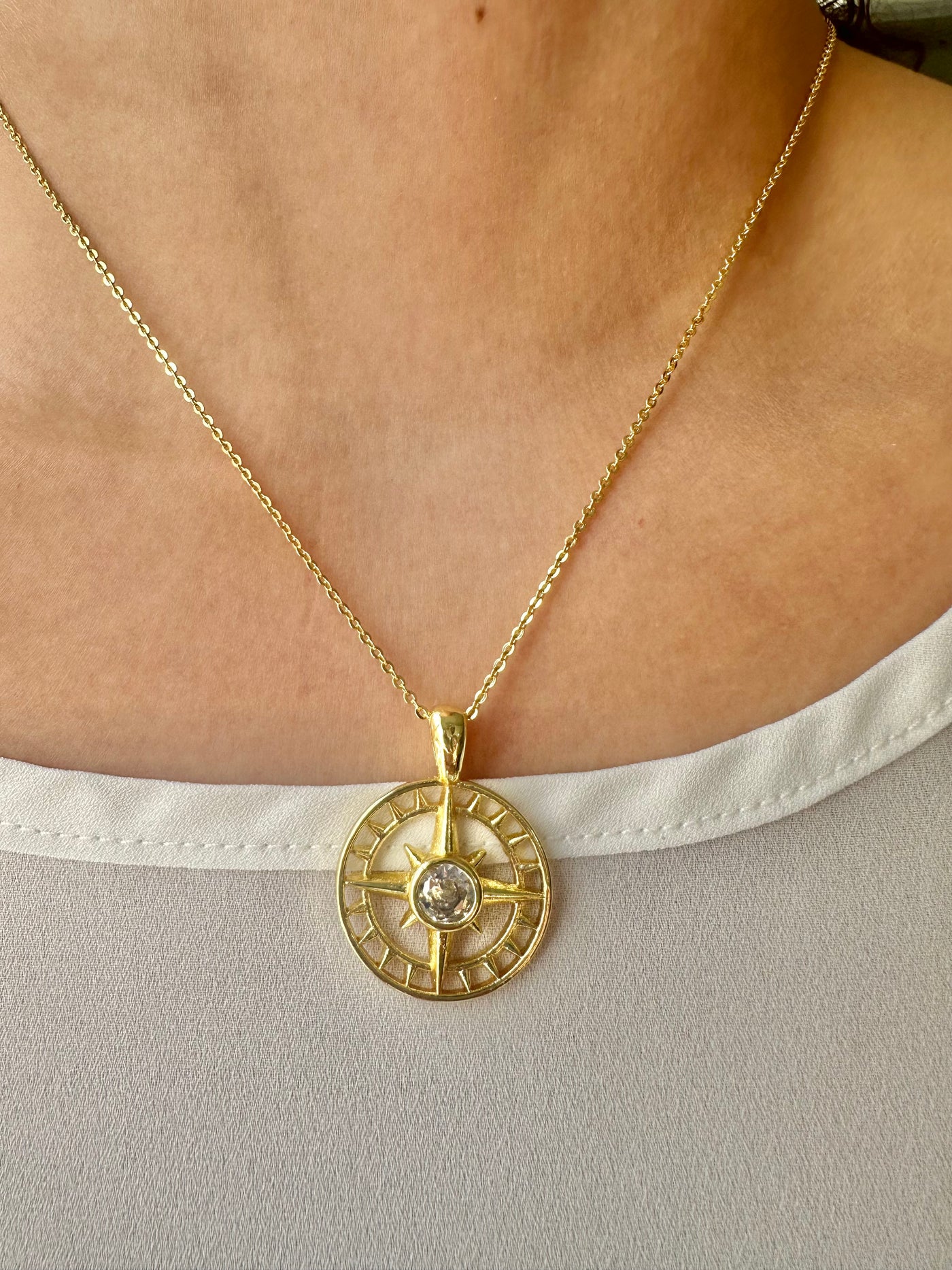 CIRCLE POINTE STAR NECKLACE