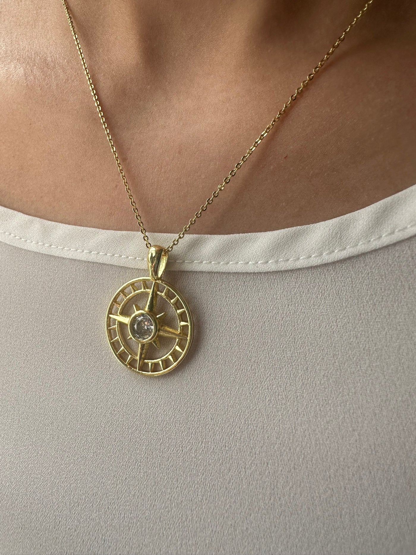 CIRCLE POINTE STAR NECKLACE