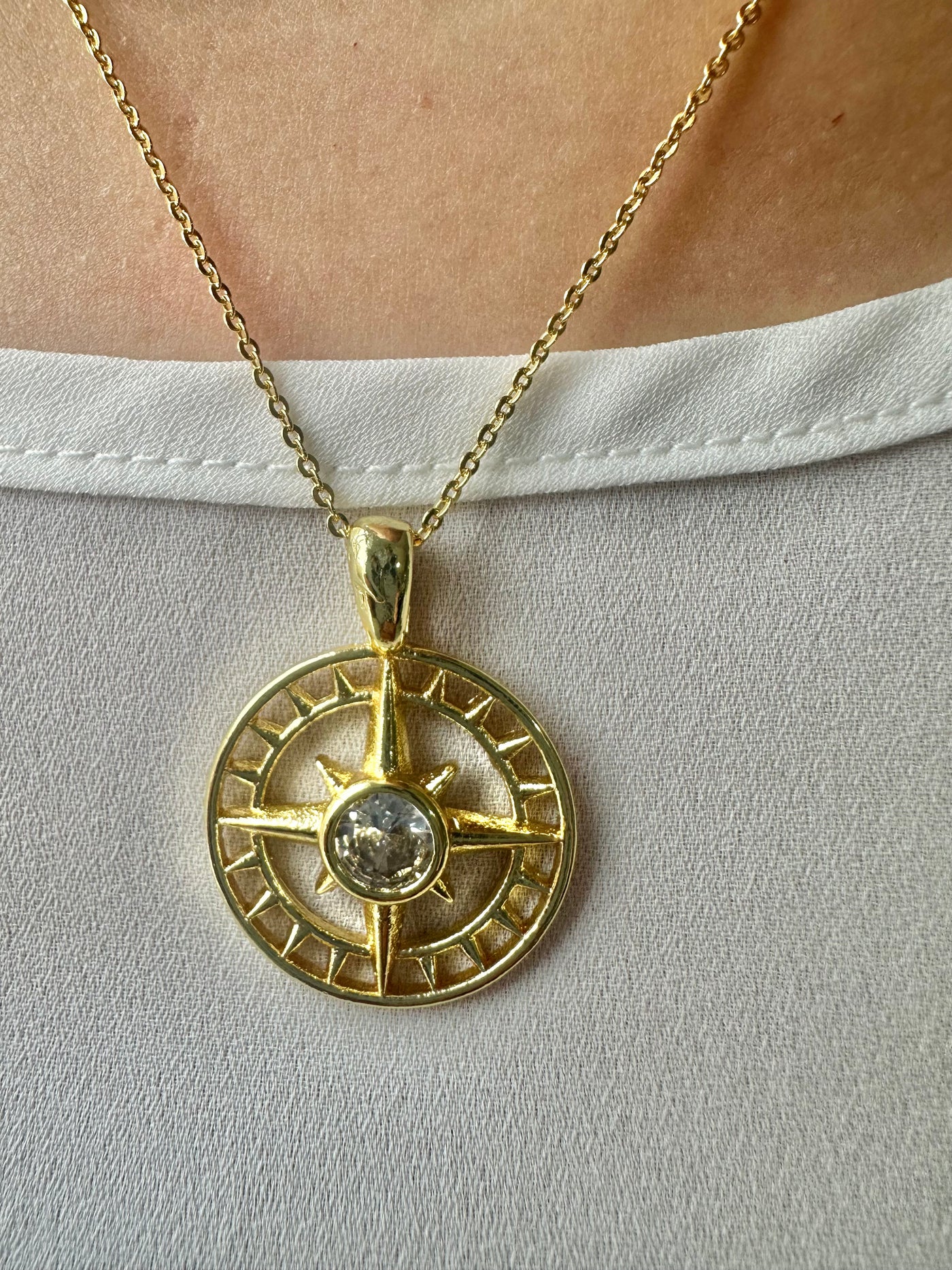 CIRCLE POINTE STAR NECKLACE