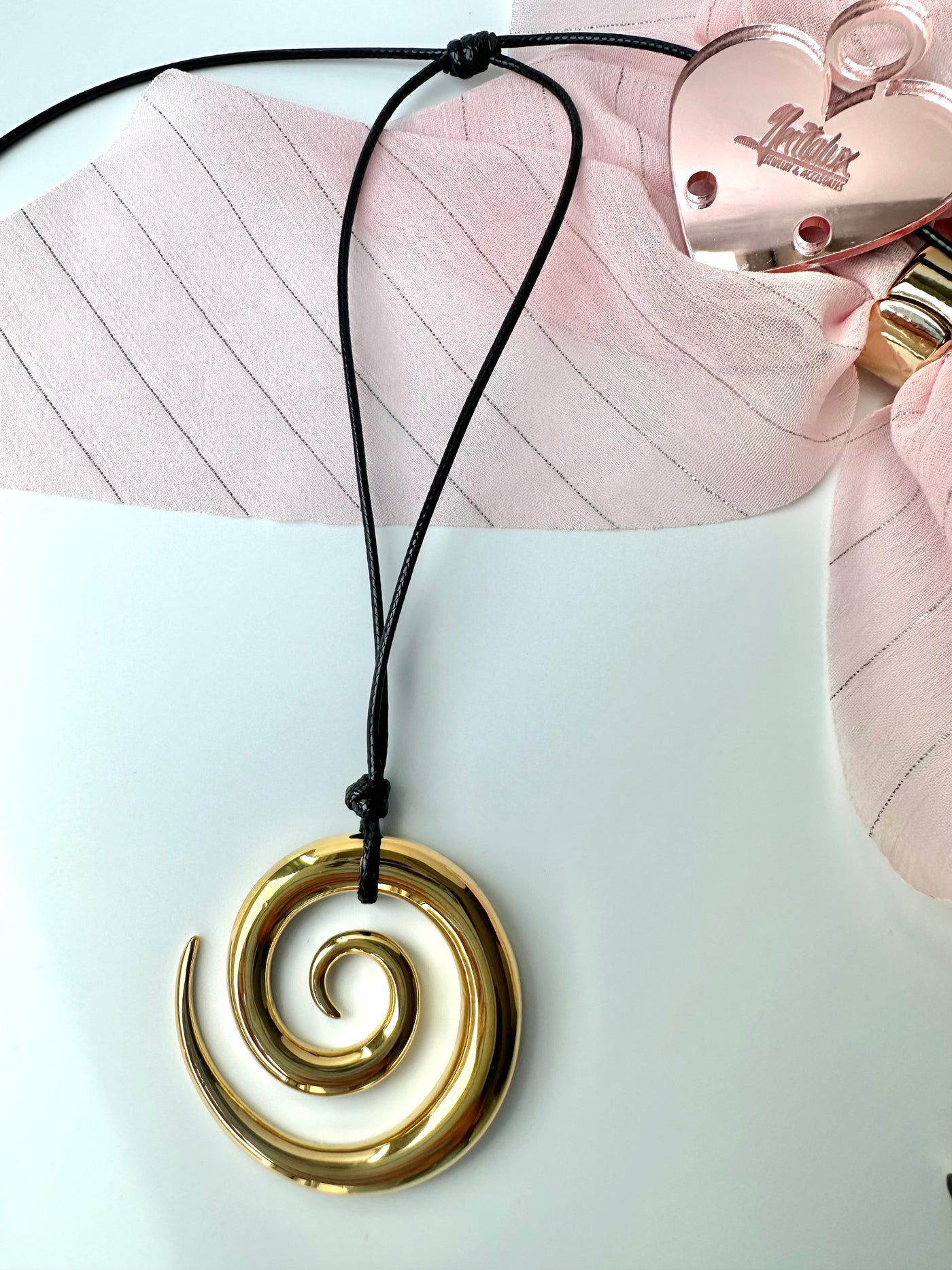 SPIRAL CIRCLE PENDANT NECKLACE
