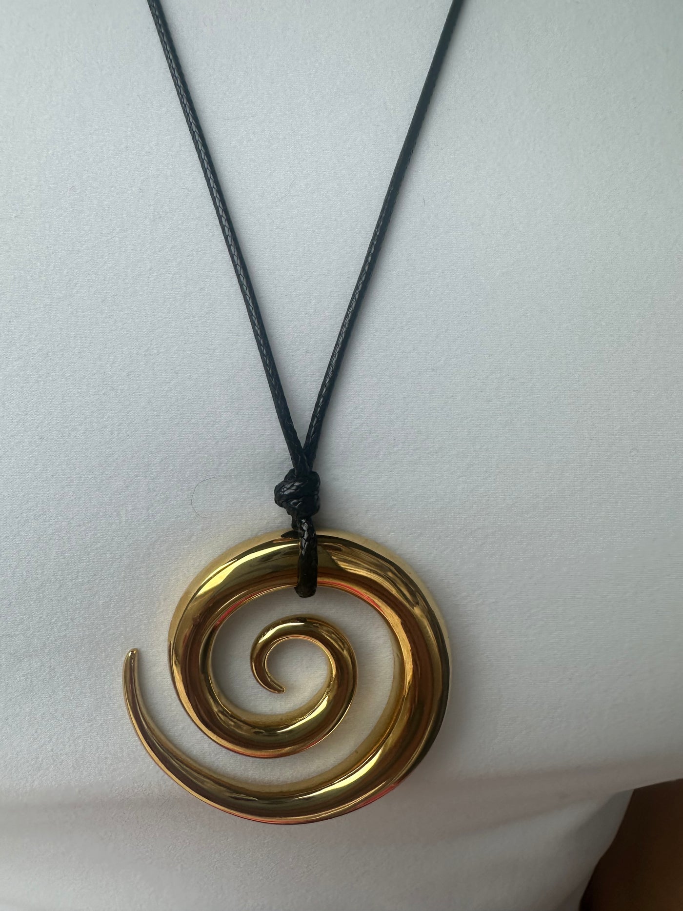 SPIRAL CIRCLE PENDANT NECKLACE
